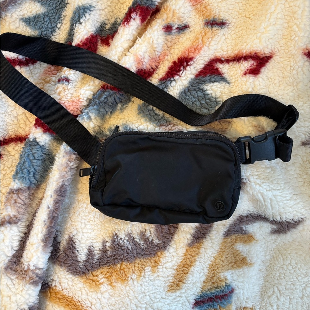 Black lululemon belt bag